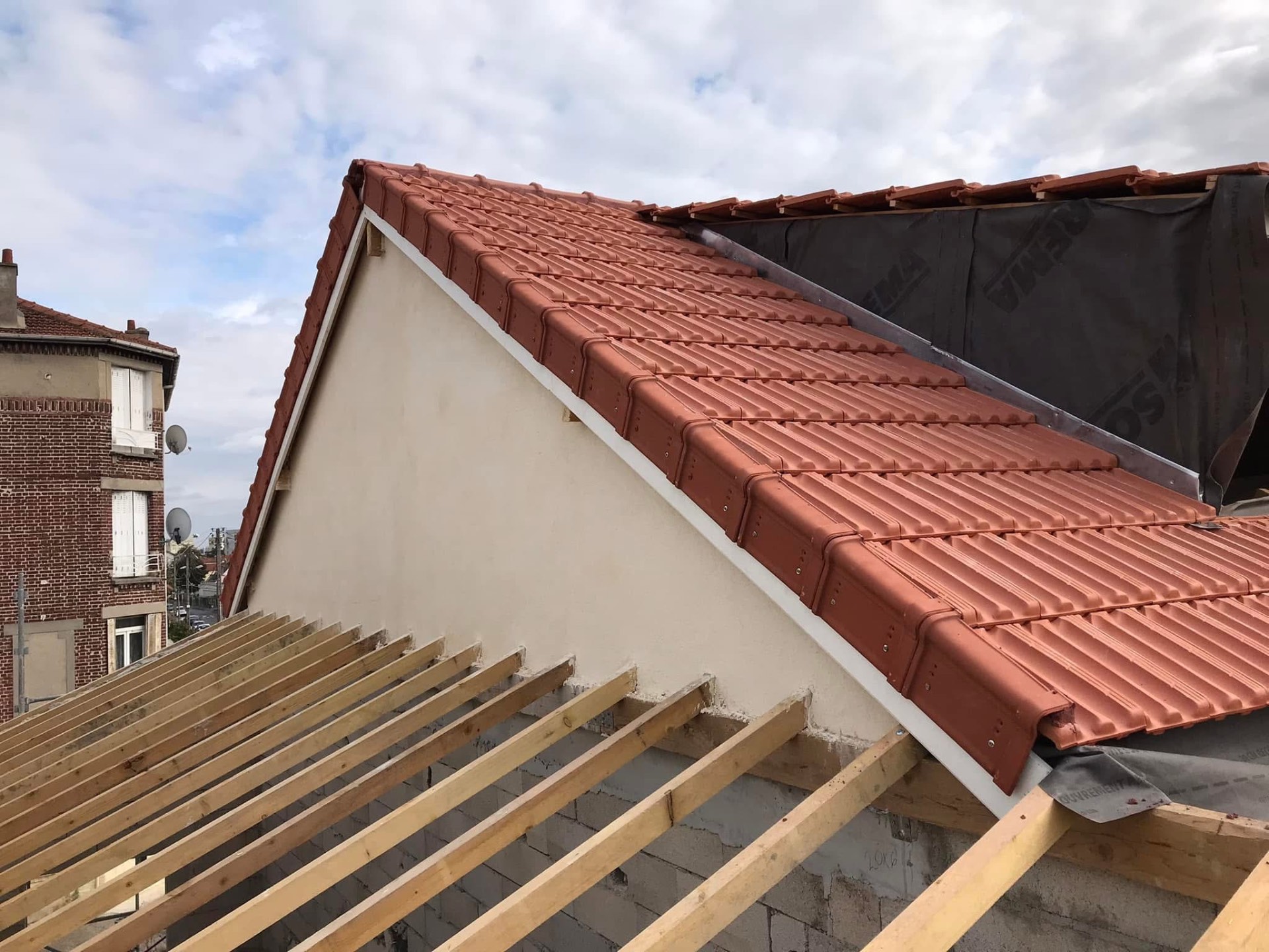 LUX RENOV — détail des tuiles de rive vissées sur pignon avec charpente neuve