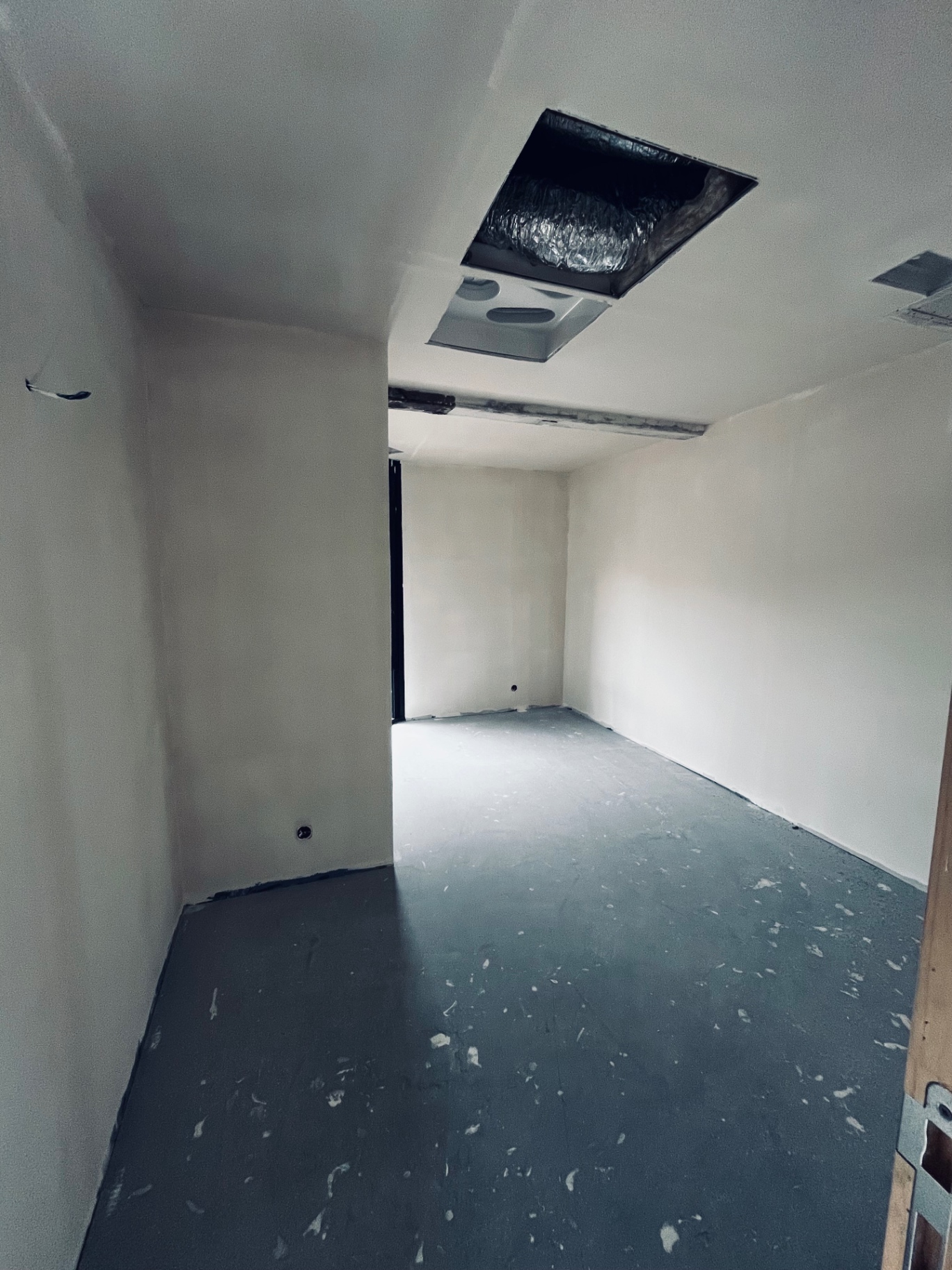 LUX RENOV — pièce avec gaine de ventilation au plafond et placo lissé