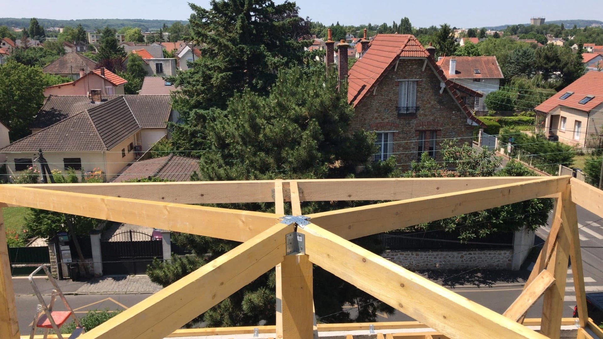 LUX RENOV — faîtage et arêtiers de charpente posés sur la surélévation
