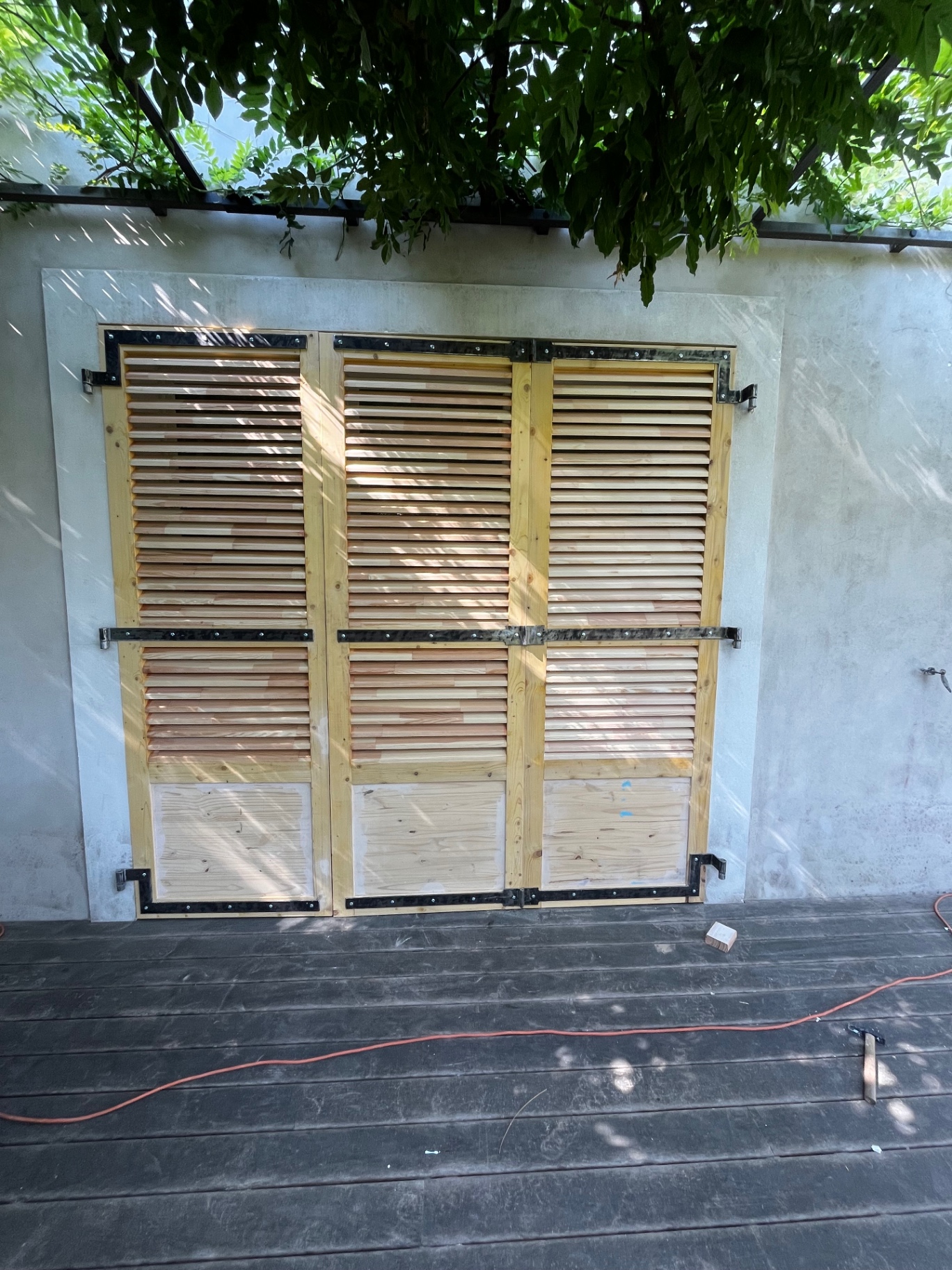 LUX RENOV — volets persiennés bois complets, lames posées et quincaillerie noire