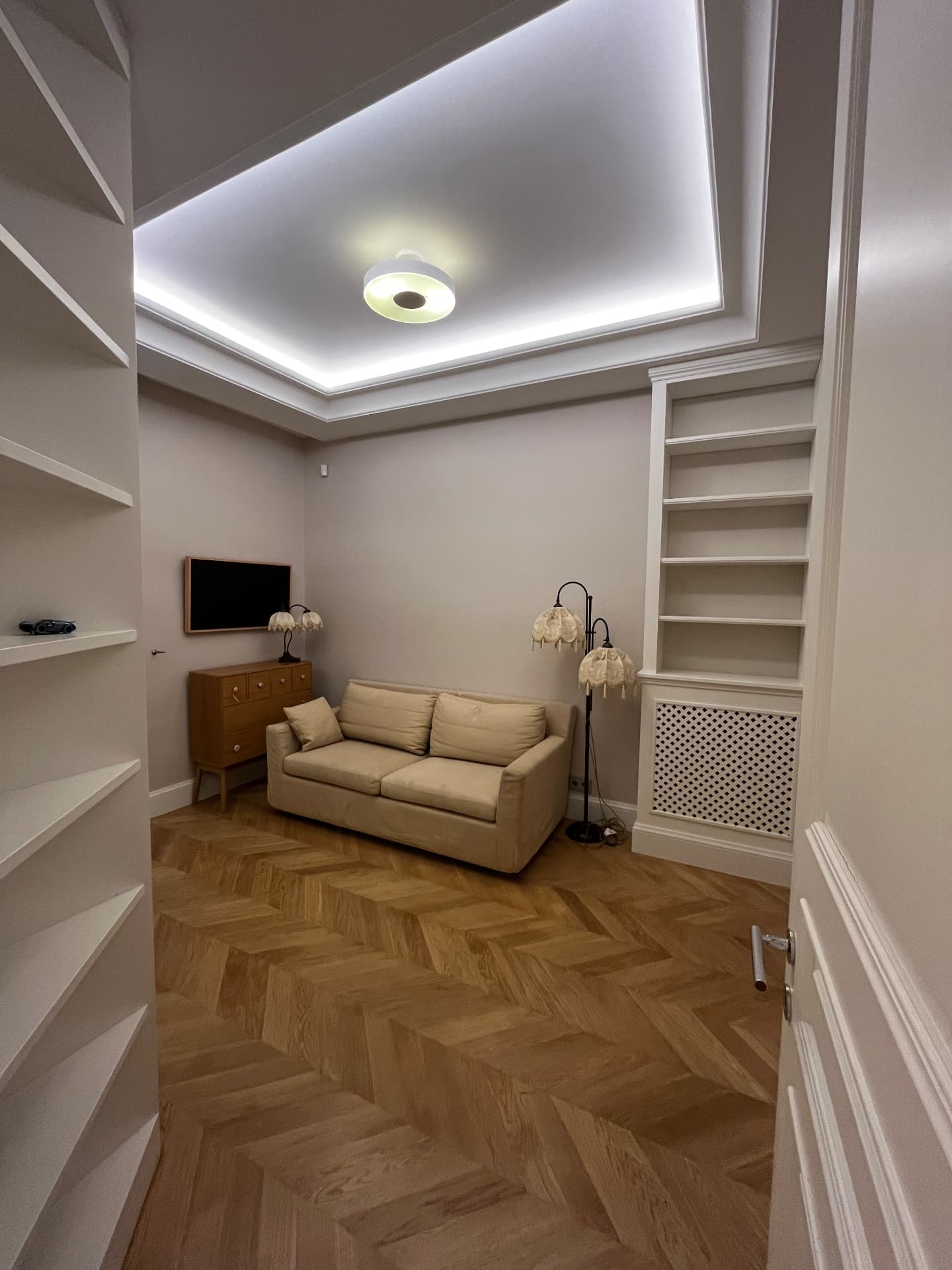 LUX RENOV Monaco — bureau bibliothèque avec étagères sur mesure et plafond lumineux