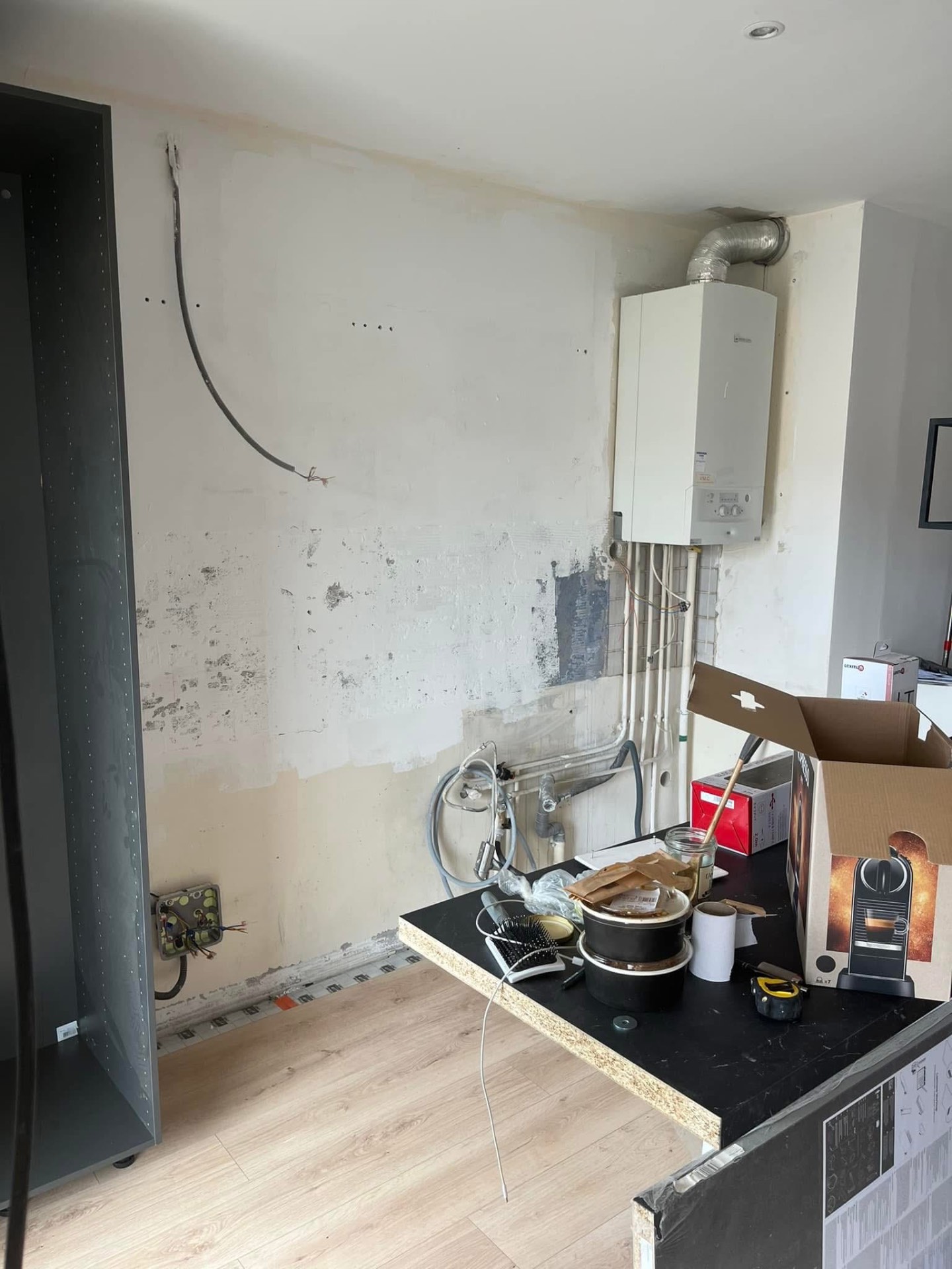 LUX RENOV — cuisine avant rénovation, murs abîmés et installation gaz apparente