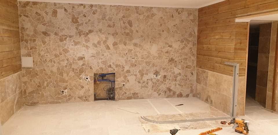 LUX RENOV — mur de pierre travertin posé et receveur de douche prêt