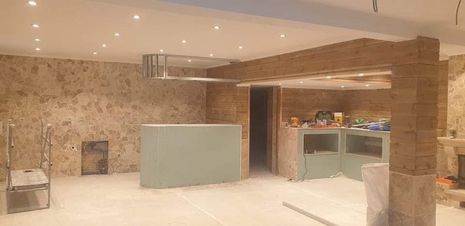 LUX RENOV — pool house avec faux plafond LED, îlot et hotte ronde en place