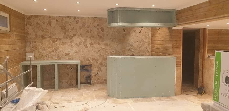 LUX RENOV — îlot central et hotte ronde habillés en placo hydrofuge