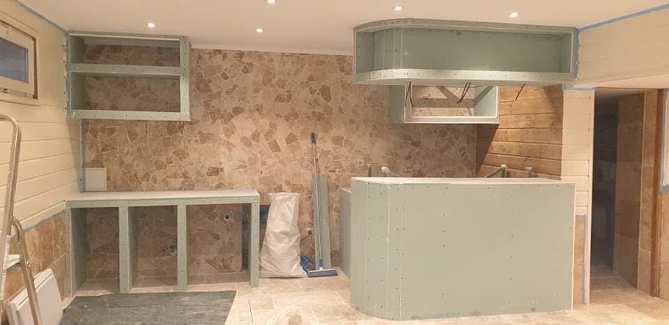 LUX RENOV — meubles hauts, niches et hotte ronde en placo terminés