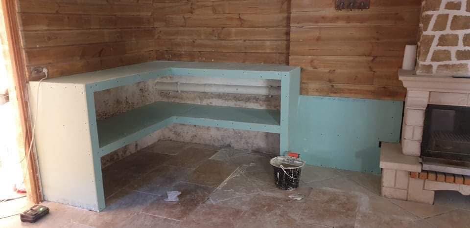 LUX RENOV — début de structure placo de la cuisine d'été le long du mur bois