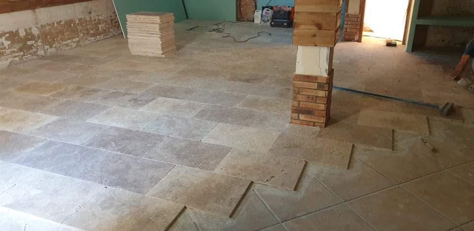 LUX RENOV — pose du carrelage travertin au sol du pool house