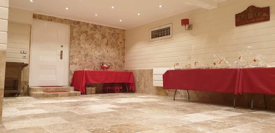 LUX RENOV — entrée du pool house avec porte blanche et mur pierre travertin