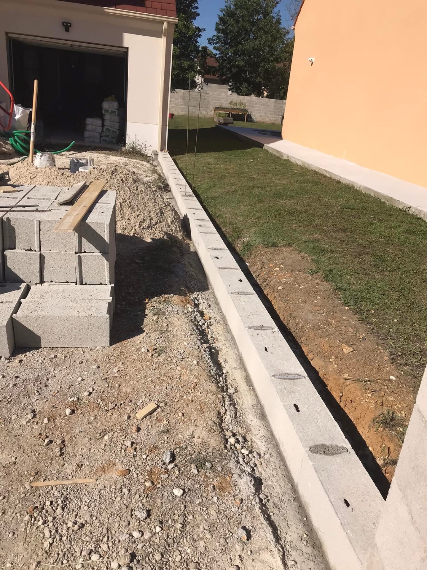 LUX RENOV — longrine béton et préparation du terrain pour mur de soutènement