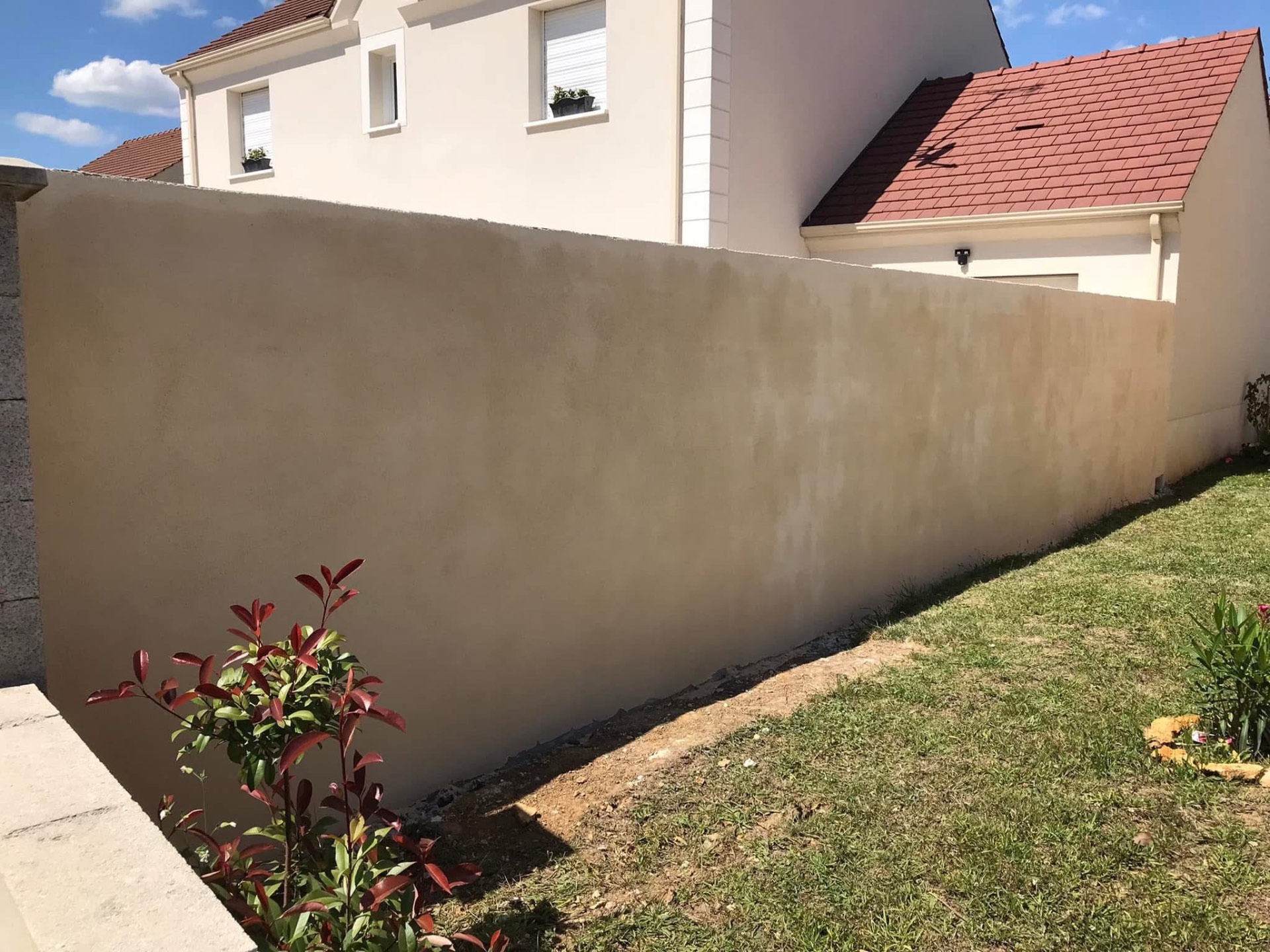 LUX RENOV — mur de clôture enduit ton pierre, finition lissée