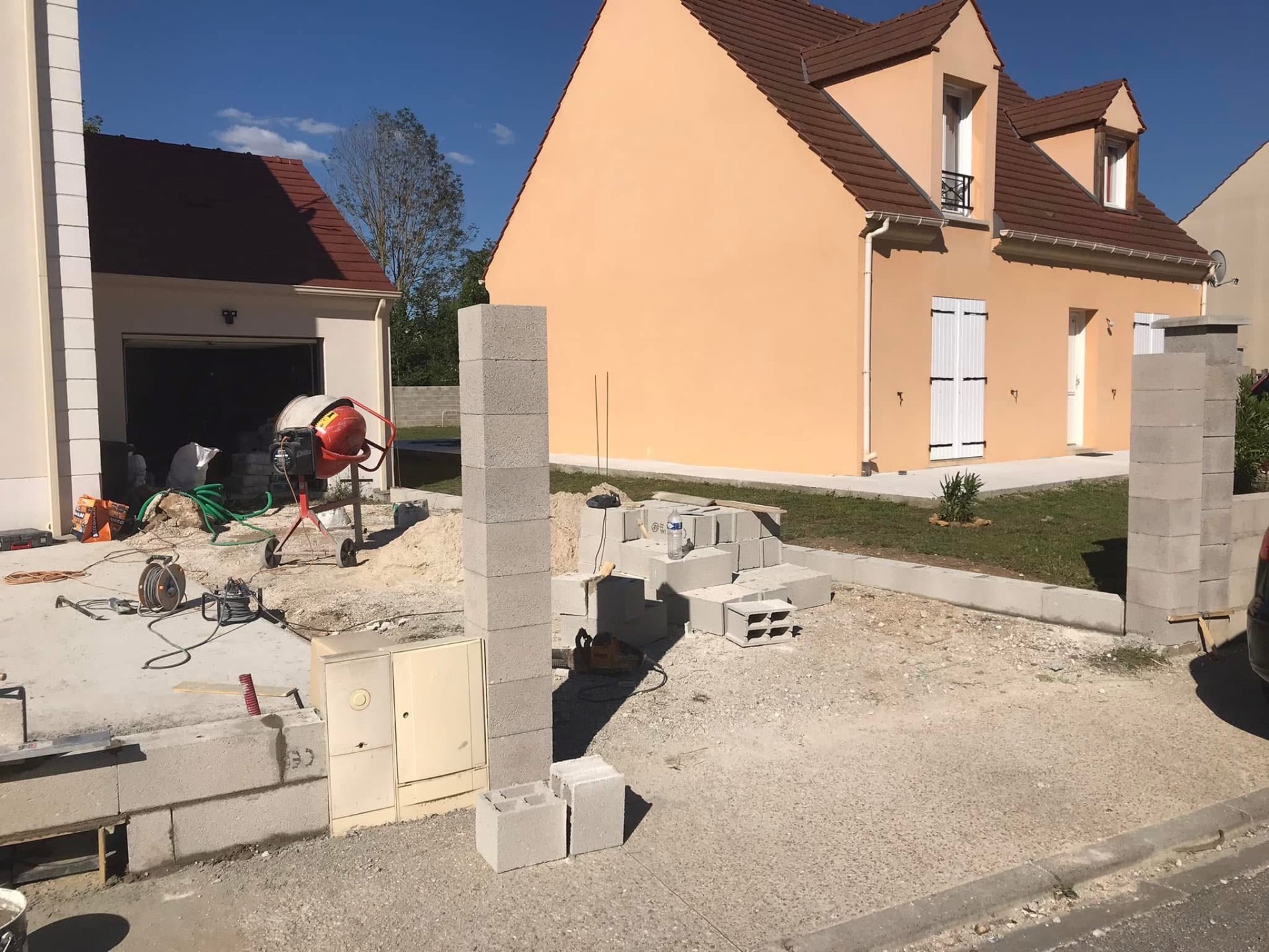 LUX RENOV — piliers de portail maçonnés et dalle d'entrée préparée