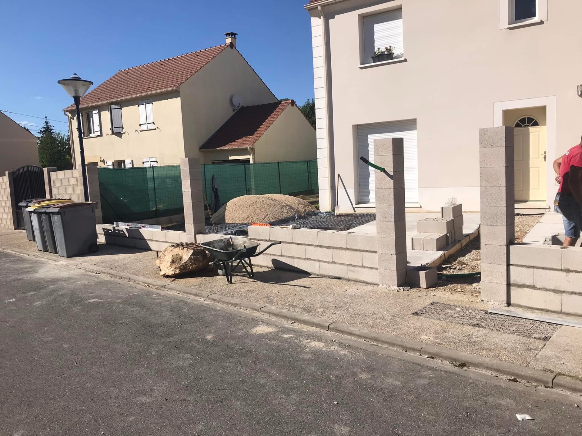 LUX RENOV — muret de clôture et piliers en parpaings en cours de pose