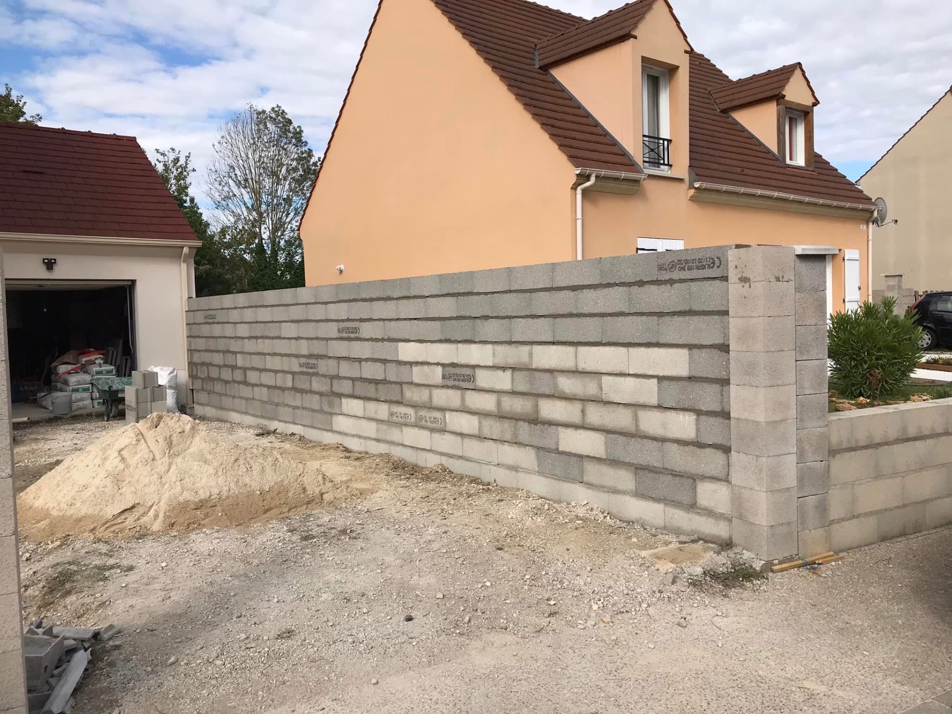 LUX RENOV — mur de clôture monté en parpaings avec piliers