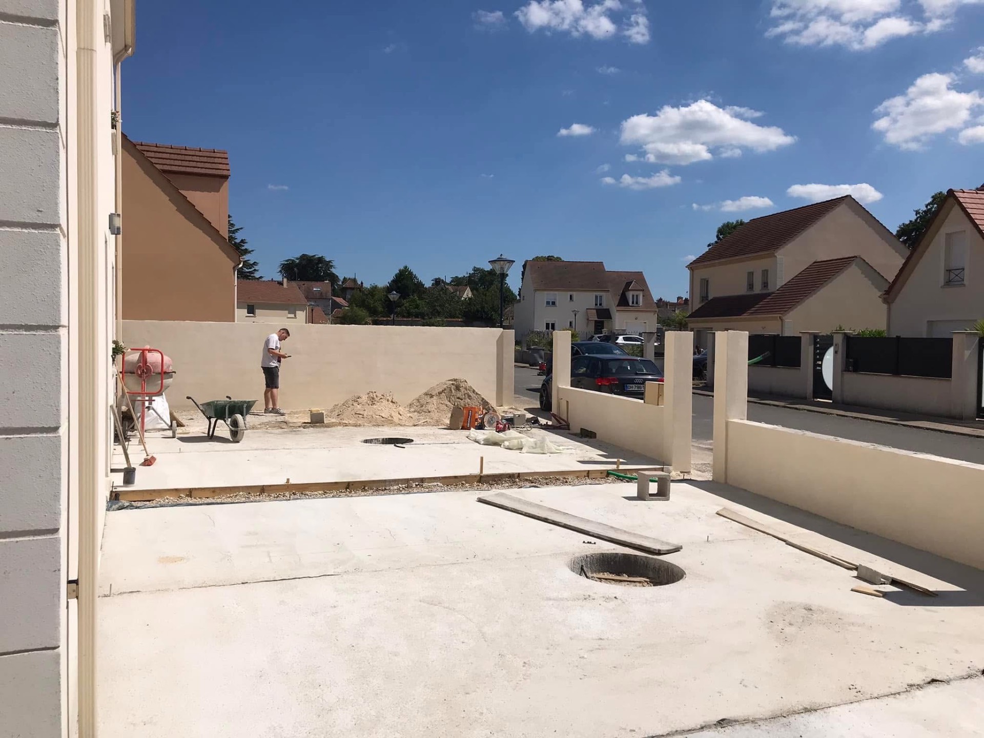 LUX RENOV — cour avec dalle béton, muret enduit et piliers finis