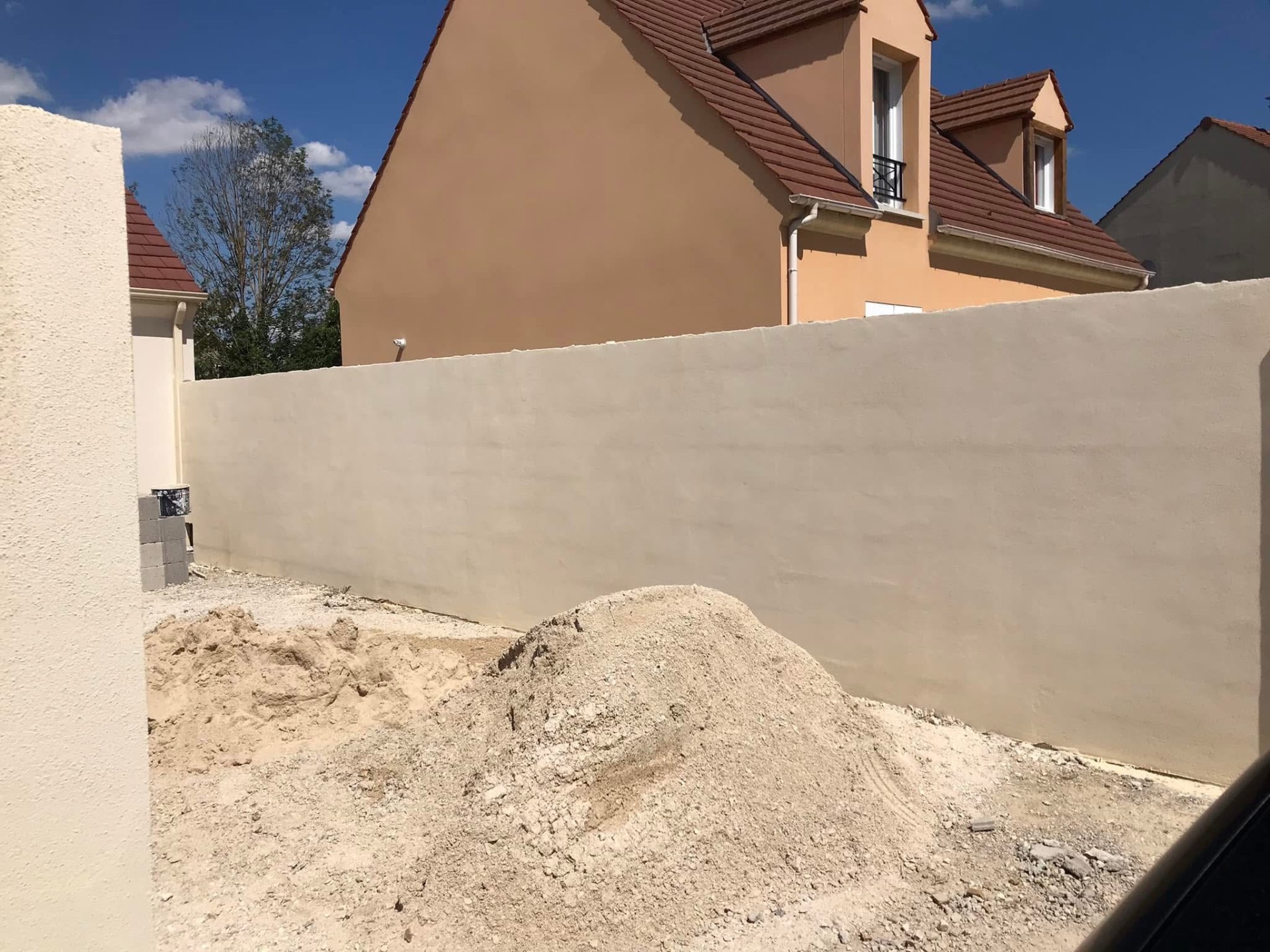 LUX RENOV — mur arrière entièrement enduit avant peinture finale