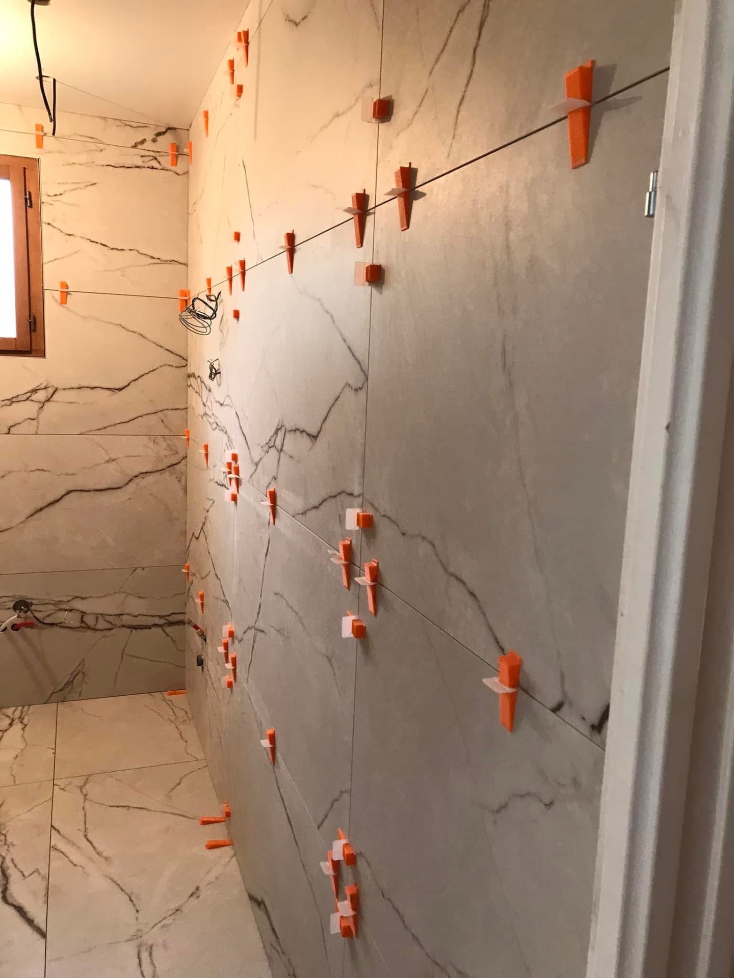 LUX RENOV — pose précise des dalles marbre grand format sur mur de douche