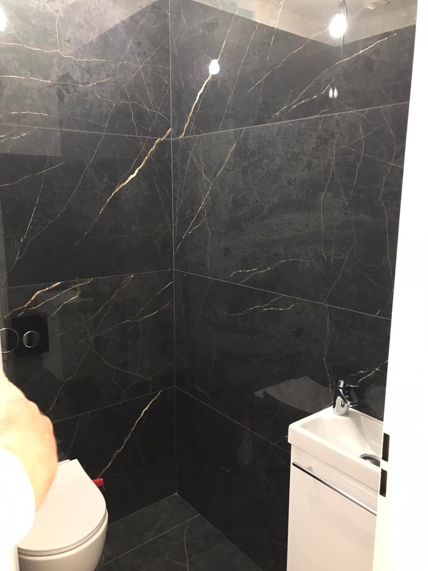 LUX RENOV — WC suspendu habillage marbre noir veiné or, plaque chromée