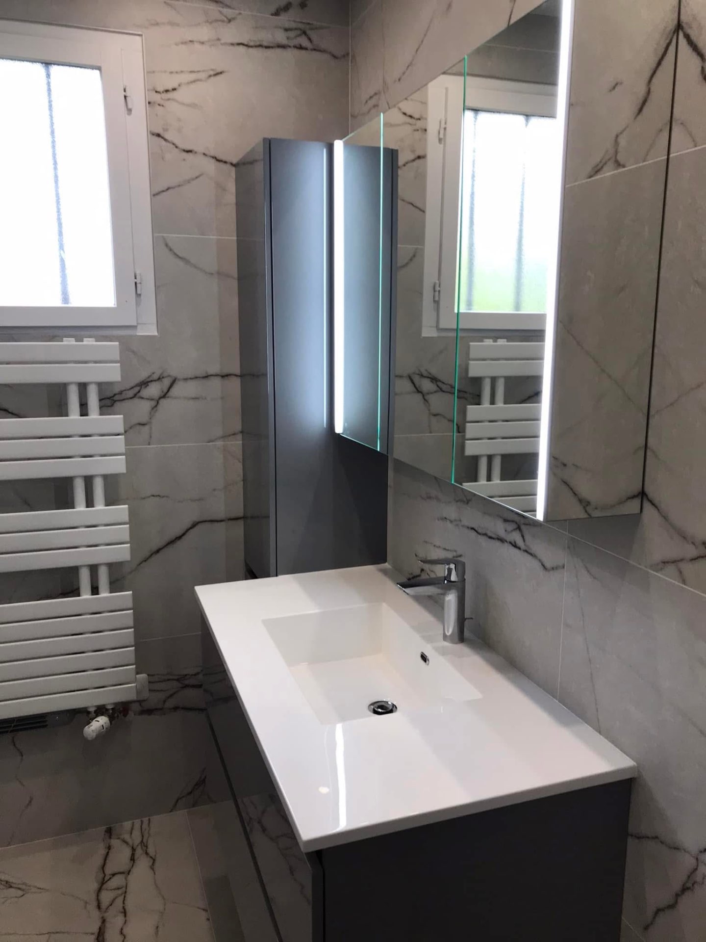LUX RENOV — vasque blanche, miroir LED et colonne laquée sur marbre veiné