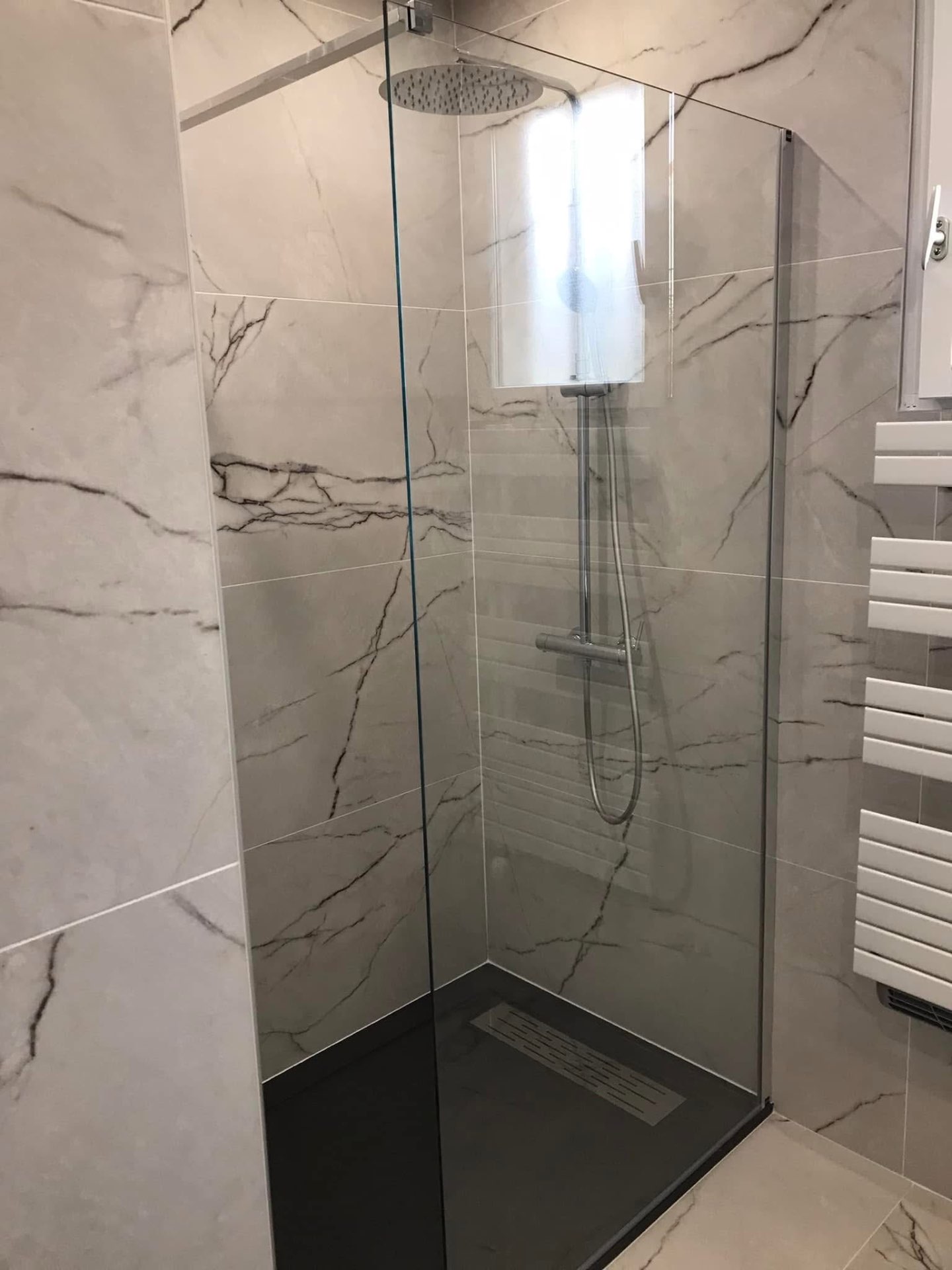 LUX RENOV — douche italienne vitrée avec receveur ardoise et ciel de pluie