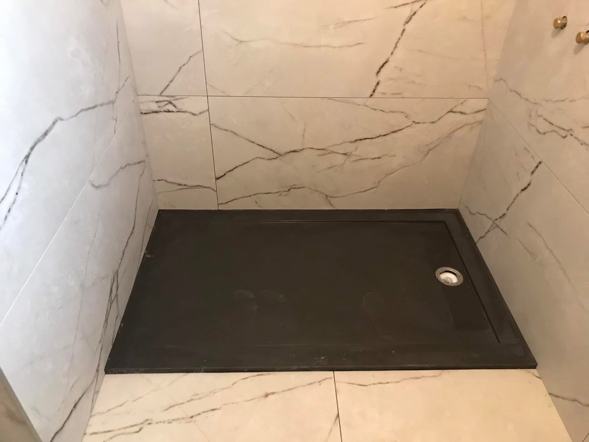 LUX RENOV — receveur de douche ardoise encastré dans marbre Calacatta