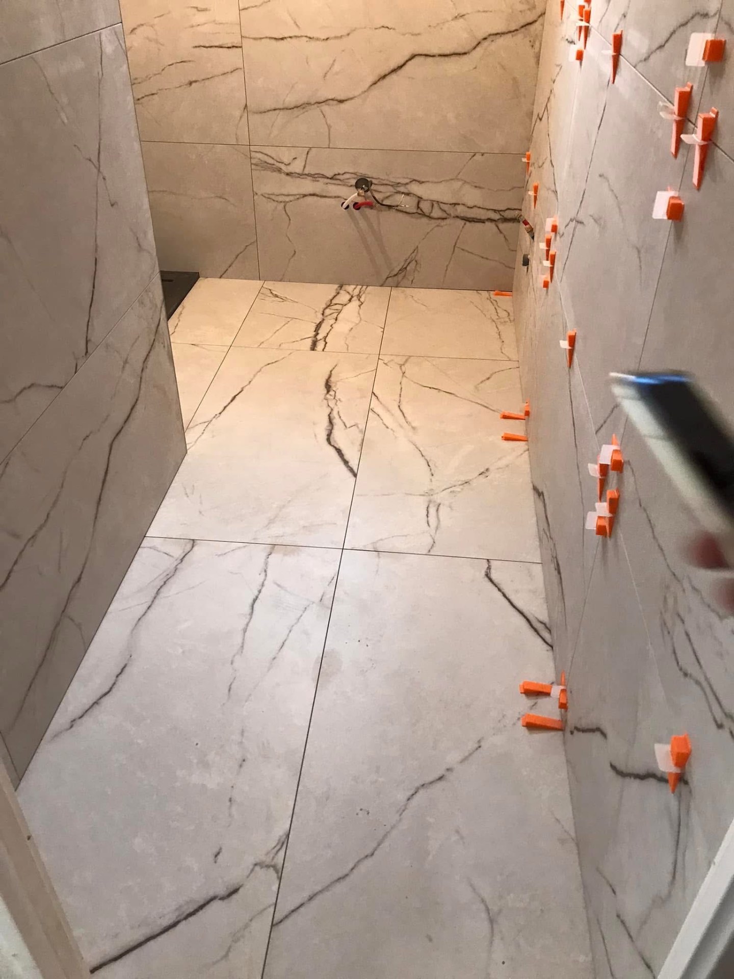 LUX RENOV — pose grand format marbre Calacatta avec croisillons autonivelants