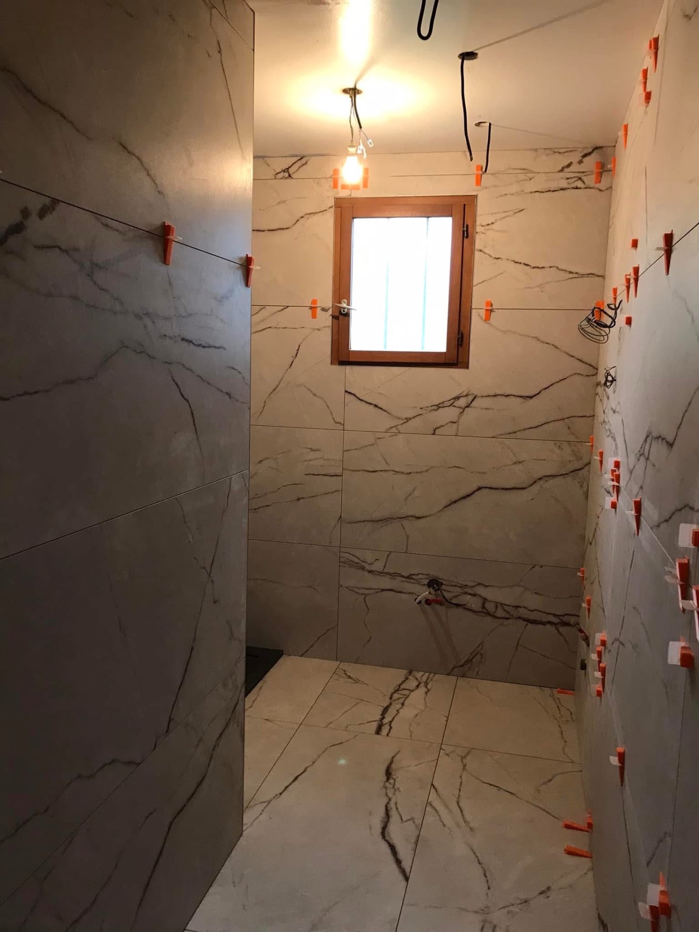LUX RENOV — chantier salle d'eau, pose murale et sol carrelage marbre en cours