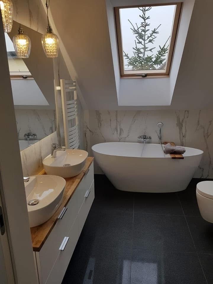 LUX RENOV — salle de bain sous combles avec baignoire îlot et marbre Calacatta