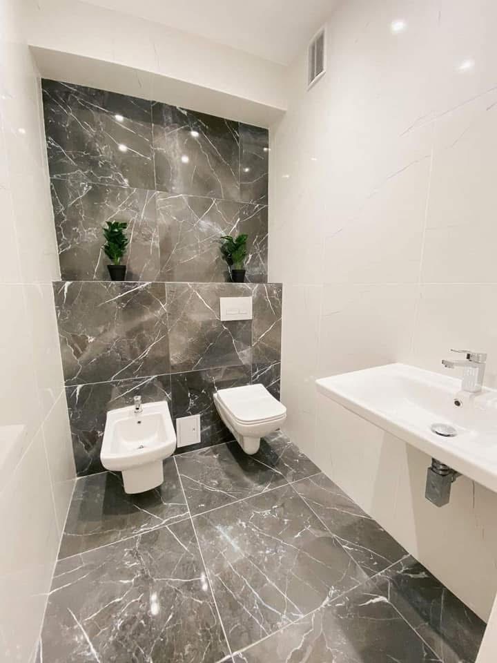 LUX RENOV — WC marbre gris avec vasque suspendue et niche décorative
