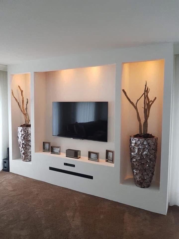LUX RENOV — mur TV blanc avec niches latérales éclairées et meuble suspendu