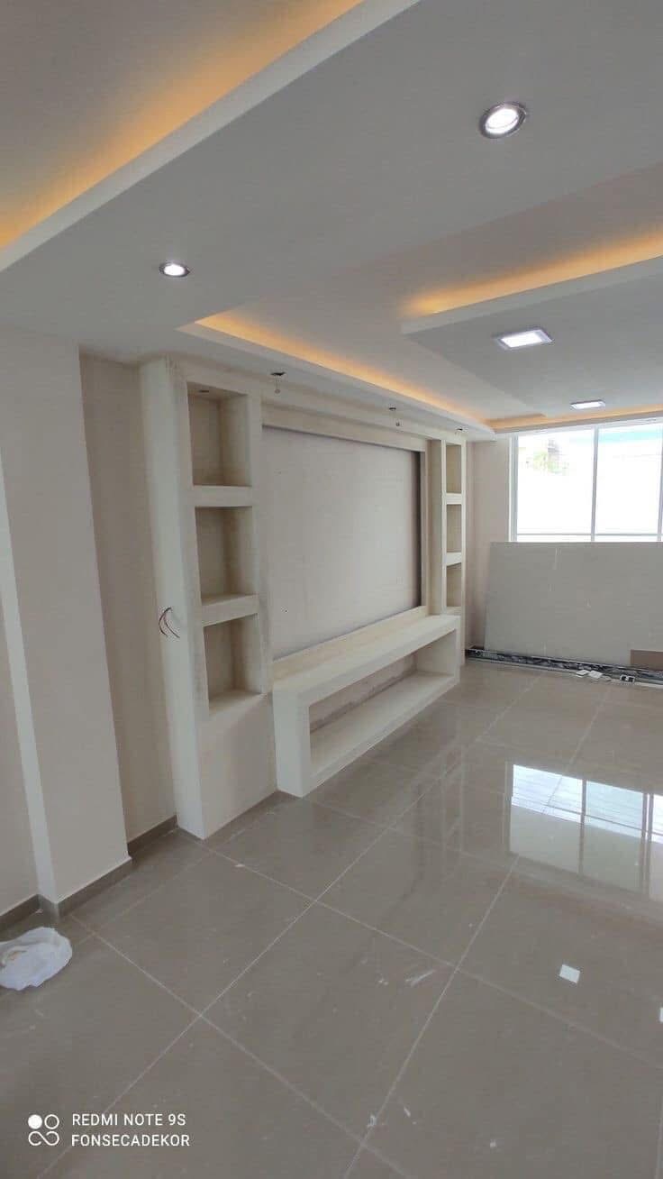 LUX RENOV — meuble TV blanc avec niches et faux plafond LED, finition en cours