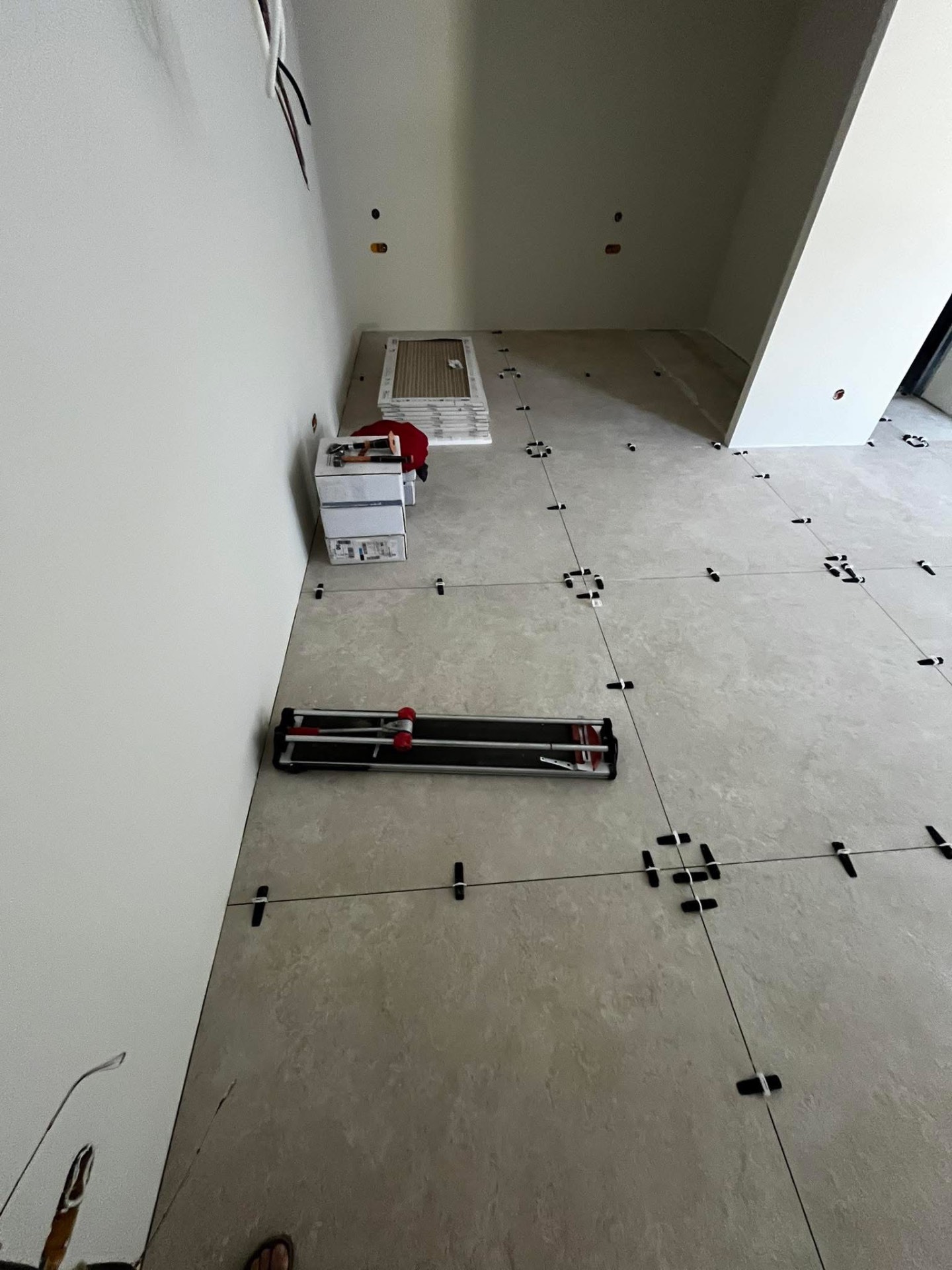 LUX RENOV — carrelage de la pièce de vie du studio