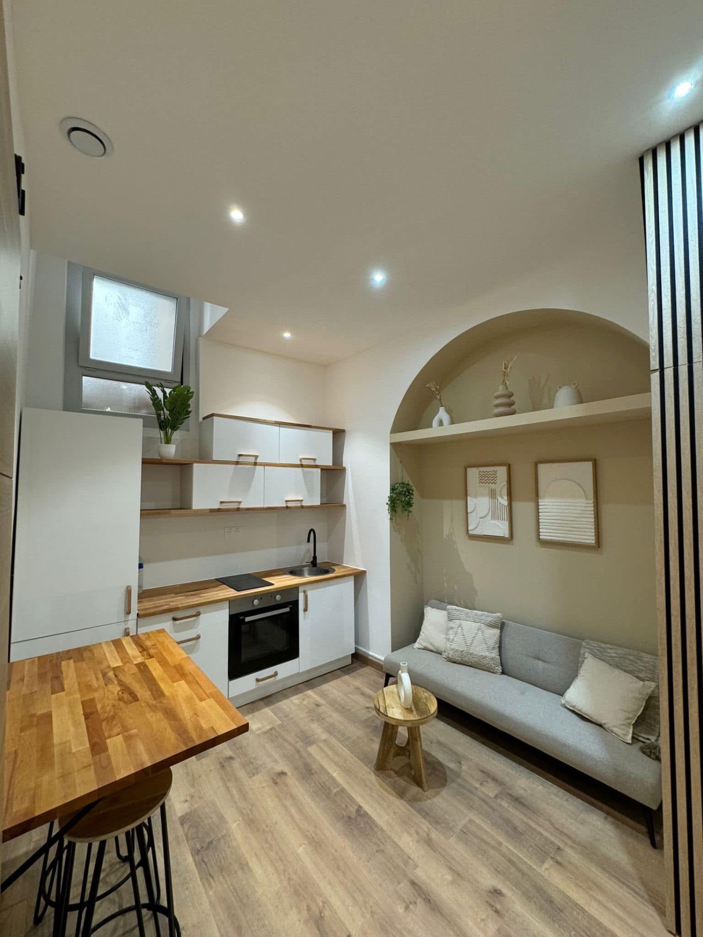 LUX RENOV — Studio rénové : pièce de vie avec cuisine et alcôve voûtée