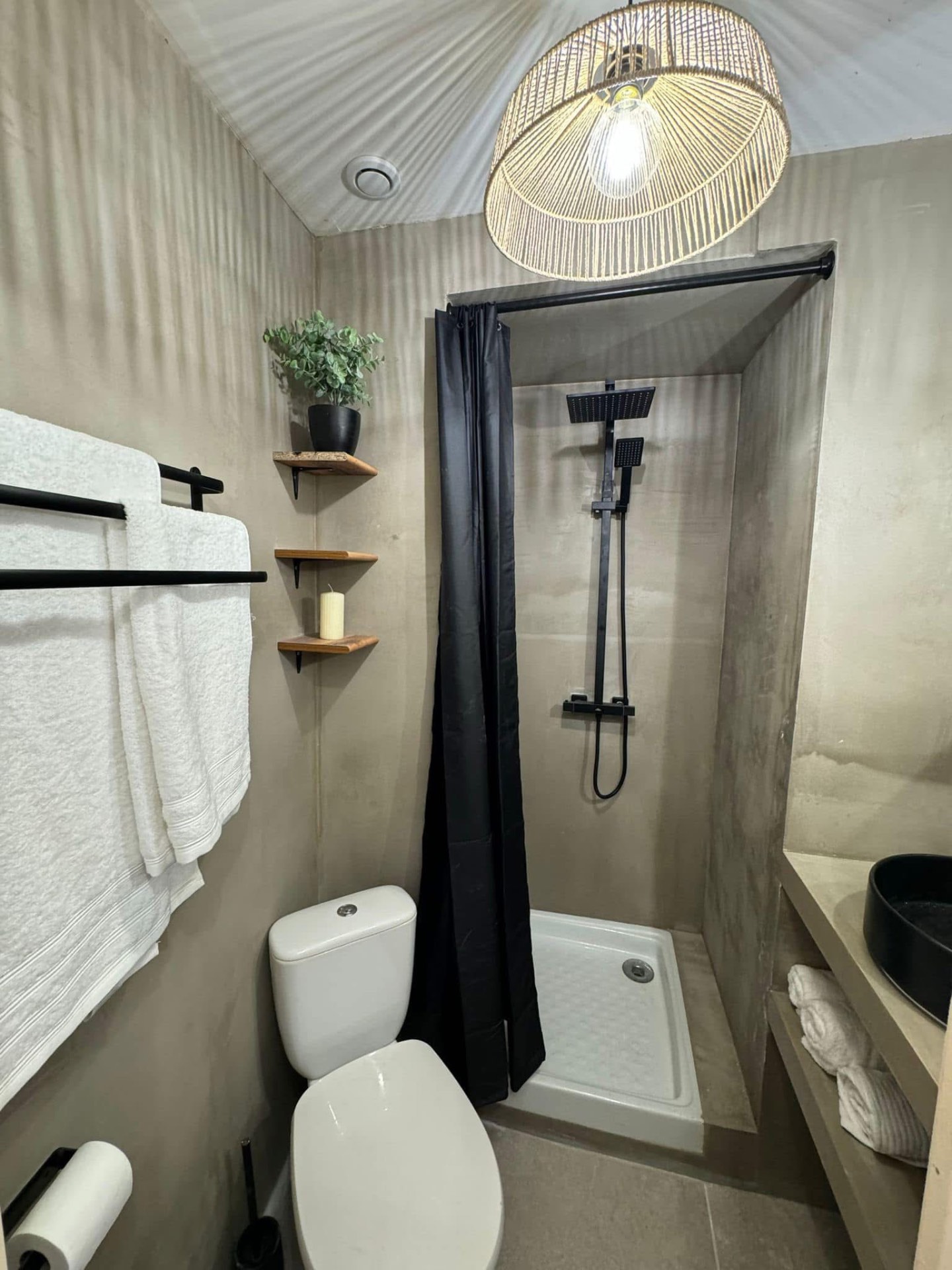 LUX RENOV — Studio rénové : salle d'eau béton ciré, douche et WC